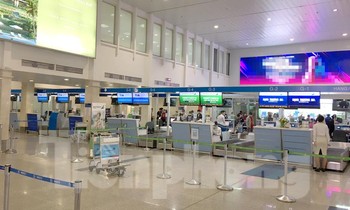 Khu vực soi chiếu an ninh đi nội địa tại sân bay Tân Sơn Nhất (TPHCM), những ngày qua chỉ có lác đác vài khách thay vì cảnh hàng nghìn người xếp hàng đợi tới lượt, thậm chí có khách chậm cả chuyến bay khi qua "ải" này.