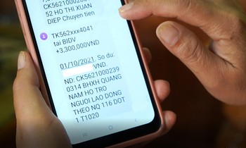 Người lao động kiểm tra tin nhắn báo nhận tiền hỗ trợ từ Quỹ Bảo hiểm thất nghiệp.