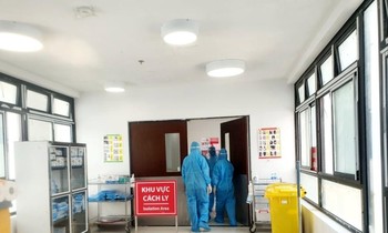 Ban chỉ đạo Quốc gia phòng chống dịch COVID-19 sáng 11/5 đã có công điện hỏa tốc yêu cầu các BV trực thuộc Bộ Y tế khẩn trương thực hiện việc giãn cách. (Ảnh chụp tại khu điều trị bệnh nhân COVID-19 BV Bạch Mai - Cơ sở 2). Ảnh: Mai Thanh