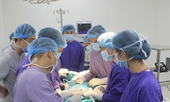 Các BS Bệnh viện E Trung ương đang thực hiện ca phẫu thuật tái tạo dương vật và 'trả lại bản lĩnh đàn ông' cho nam thanh niên 28 tuổi. Ảnh: Mai Thanh