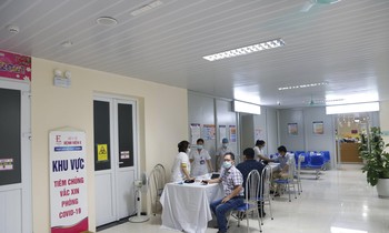 Tiêm vắc xin ngừa COVID-19 cho cán bộ, nhân viên y tế tại Bệnh viện E Trung Ương. Ảnh: Mai Thanh