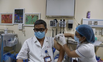 Tiêm vắc xin ngừa COVID-19 cho cán bộ, nhân viên y tế tại Bệnh viện E Trung Ương. Ảnh: Mai Thanh