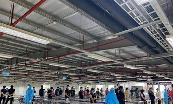Gần 80.000 công nhân tại Khu công nghiệp Vân Trung ở Bắc Giang được lấy mẫu xét nghiệm COVID-19 vào sáng nay 14/5.