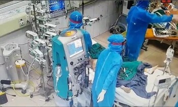 Điều trị cho bệnh nhân mắc COVID-19 tại BV Bệnh Nhiệt đới TƯ. Ảnh: Mai Thanh
