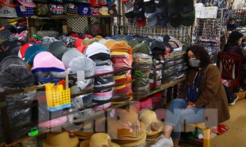 Khách đìu hiu, tiểu thương đeo khẩu trang ngủ gục thời dịch Covid -19