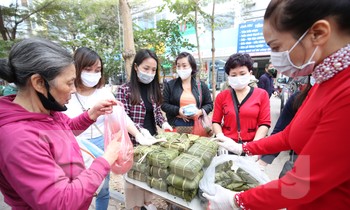 Phát miễn phí 400 bánh chưng cho bệnh nhân nghèo ngày cận Tết
