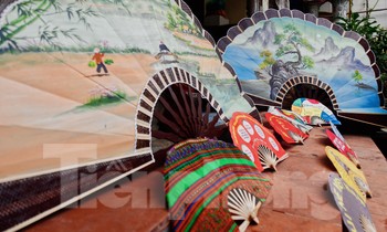 Xem nghệ nhân 'làng bách nghệ' thổi hồn cho quạt giấy