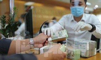 Ngân hàng bật chế độ phòng chống COVID-19 cấp độ mới, tiền thu về đều phải khử khuẩn