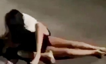Hình ảnh hai thiếu nữ tại Huế đánh nhau xuất hiện trong một clip vừa lan truyền trên mạng xã hội.