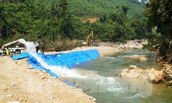 Nắn chỉnh dòng, hút cạn nước sông Rào Trăng để tìm kiếm nạn nhân mất tích.