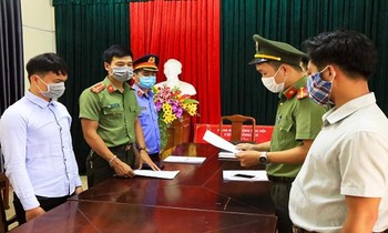 Đọc lệnh khởi tố vụ án và lệnh bắt tạm giam 2 đối tượng tổ chức cho người khác nhập cảnh trái phép.