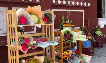 Các hàng hoa vắng khách, nhiều người kinh doanh cũng không đầu tư nhiều vào hoa tươi như mọi năm.