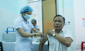 Ông Mai Văn Mười - Giám đốc Sở Y tế Quảng Nam tiêm vắc xin ngừa COVID-19.