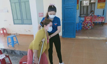 Volunteers in Dien Hong commune, Dien Ban town, Quang Nam support people to vote.