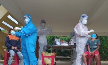 Lấy mẫu xét nghiệm COVID-19 tại huyện Phước Sơn, Quảng Nam.