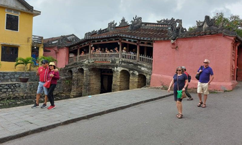 Khách du lịch quốc tế tham quan phố cổ Hội An.