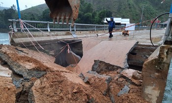 Cầu bê tông dẫn vào KDC mới Bằng La, xã Trà Leng bị xói lở hư hỏng nặng. Ảnh H. Thọ