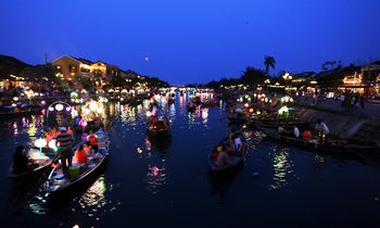 phố cổ Hội An lung linh trong đêm.