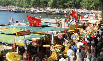 Lễ hội điện Hòn Chén hàng năm tại TT-Huế luôn thu hút đông du khách, người dân, người thờ Thánh Mẫu đến hành hương, dâng lễ. Ảnh tư liệu