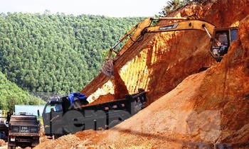 Khai thác, vận chuyển đất đồi trái phép diễn ra giữa ban ngày tại huyện miền núi Nam Đông.