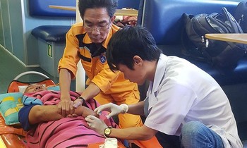 Bác sỹ 115 chăm sóc y tế tích cực cho thuyền trưởng Tạo sau ca cấp cứu