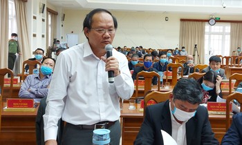 Ông Phạm Viết Tích - Giám đốc Sở NN&PT NT Quảng Nam trả lời tại phiên chất vấn kỳ họp 20, HĐND Quảng Nam khóa IX. ảnh H. Văn