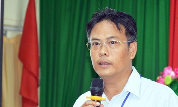 Ông Nguyễn Việt Triều đối thoại với ngư dân Cà Mau