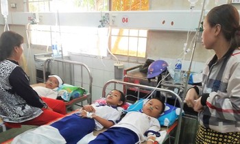 Học sinh được truyền nước tại bệnh viện