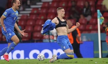 Người hùng Artem Dovbyk của đội Ukraine mặc “áo lót thể thao” gây tò mò, thực ra là gì?