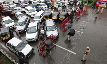 Cảnh sát Ấn Độ phong tỏa giao thông tại một con đường ở Jammu. Ảnh:Reuters