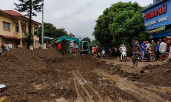 Lũ ống trong đêm khiến hai người chết