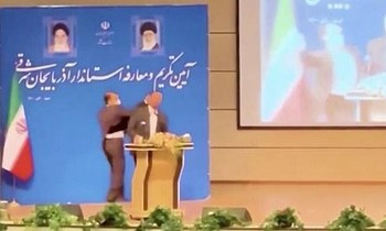 Tân thống đốc tỉnh East Azerbaijan - chuẩn tướng Abedin Khorram- bị tát vào mặt khi đang ở trên bục nhậm chức. Ảnh: Cắt từ video do đài truyền hình nhà nước Iran phát sóng.