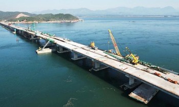 Cầu Vân Tiên là cây cầu dài nhất tỉnh Quảng Ninh chính thức hợp long vào sáng 5/12 (Ảnh: Đ.P.).