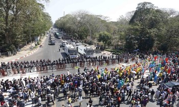 Người biểu tình tại Yangon. Ảnh: EPA-EFE
