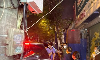 Cơ quan chức năng kết thúc khám xét nhà ông Phùng Anh Lê vào khoảng 21h. Ảnh: T.Tài
