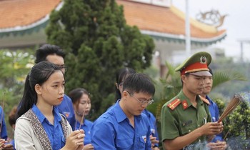 Dâng hương tại Nghĩa trang liệt sỹ Hòa Quý - Ảnh: Khải Hoàn