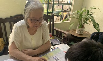 Bà giáo Hương ngày ngày miệt mài bên trò nghèo - ảnh Đức Thảo