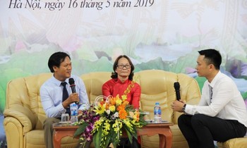 Thầy giáo Trần Văn Toản (bên trái) đạt giải nhất cuộc thi viết “Những tấm gương tâm huyết, sáng tạo học và làm theo lời Bác” lần thứ II, năm học 2018-2019 do Báo Giáo dục và Thời đại phối hợp với Công đoàn Giáo dục Việt Nam (Bộ GD&ĐT) tổ chức, đang giao lưu với nhân vật trong bài viết của mình - ảnh báo L.Đ