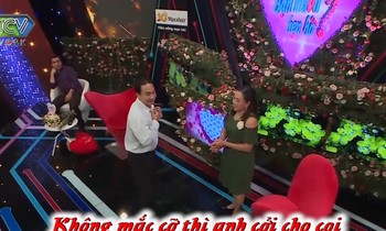 Người đàn ông U60 tuổi đòi cởi áo khoe ngực trên sân khấu show hẹn hò