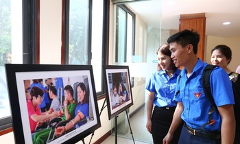 Những bức ảnh tham gia cuộc thi "khoảnh khắc tình nguyện" thu hút sự chú ý của các bạn trẻ. Ảnh: Bảo Anh
