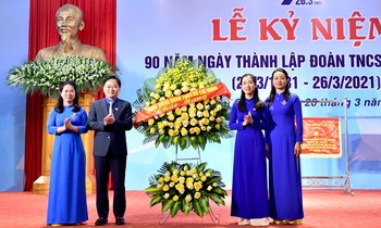 Mr. Nguyen Anh Tuan, Member of the Party Central Committee, First Secretary of the Youth Union, Chairman of the Vietnam Youth Union Association presented flowers to congratulate Doan Tuyen Quang province.