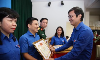Anh Bùi Quang Huy - Ủy viên dự khuyết T.Ư Đảng, Bí thư Thường trực T.Ư Đoàn, Chủ tịch T.Ư Hội SVVN, tặng Bằng khen cho các đơn vị xuất sắc trong Tháng Thanh niên 2021.