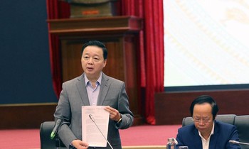 Bộ trưởng Bộ TN&MT Trần Hồng Hà làm việc với các đại diện hội, hiệp hội doanh nghiệp ngày 18/10. Ảnh: Khương Trung