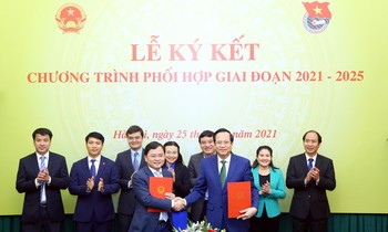 First Secretary of the Central Committee Nguyen Anh Tuan (front row, left) and Minister of Labor, War Invalids and Social Affairs Dao Ngoc Dung signed a cooperation program for the period 2021 - 2025.