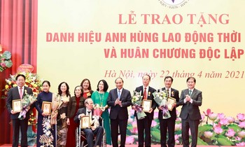 Chủ tịch nước Nguyễn Xuân Phúc chụp ảnh cùng các nhà khoa học. Ảnh VOV
