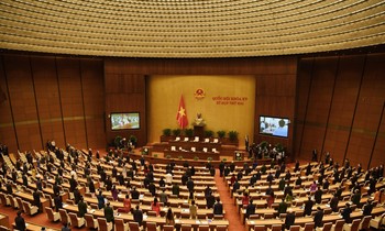 Quốc hội khai mạc kỳ họp thứ hai, dành phút mặc niệm đồng bào tử vong, cán bộ, chiến sĩ hy sinh do dịch COVID-19. Ảnh Như Ý