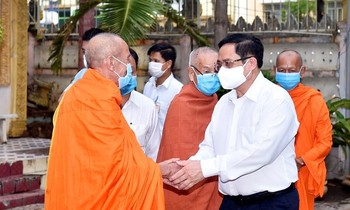 Thủ tướng Phạm Minh Chính đến thăm chúc mừng Đại lễ Phật đản Ban trị sự Giáo hội Phật giáo Việt Nam TP. Cần Thơ, ngày 22/5/2021. Ảnh: VGP/Nhật Bắc