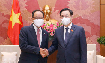 Chủ tịch Quốc hội Vương Đình Huệ tiếp Đại sứ Hàn Quốc tại Việt Nam Park Noh-Wan. Ảnh: Doãn Tấn