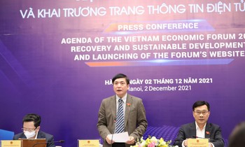 Tổng Thư ký Quốc hội, Chủ nhiệm Văn phòng Quốc hội Bùi Văn Cường và các đại biểu tại buổi họp báo