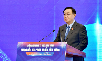 Chủ tịch Quốc hội Vương Đình Huệ phát biểu khai mạc diễn đàn.